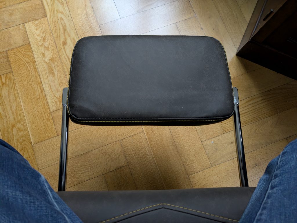 Fußstütze des Dowinx LS 6689 Gaming-Stuhls ausgefahren