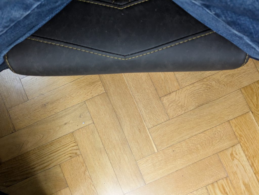 Fußstütze des Dowinx LS 6689 Gaming-Stuhls eingefahren
