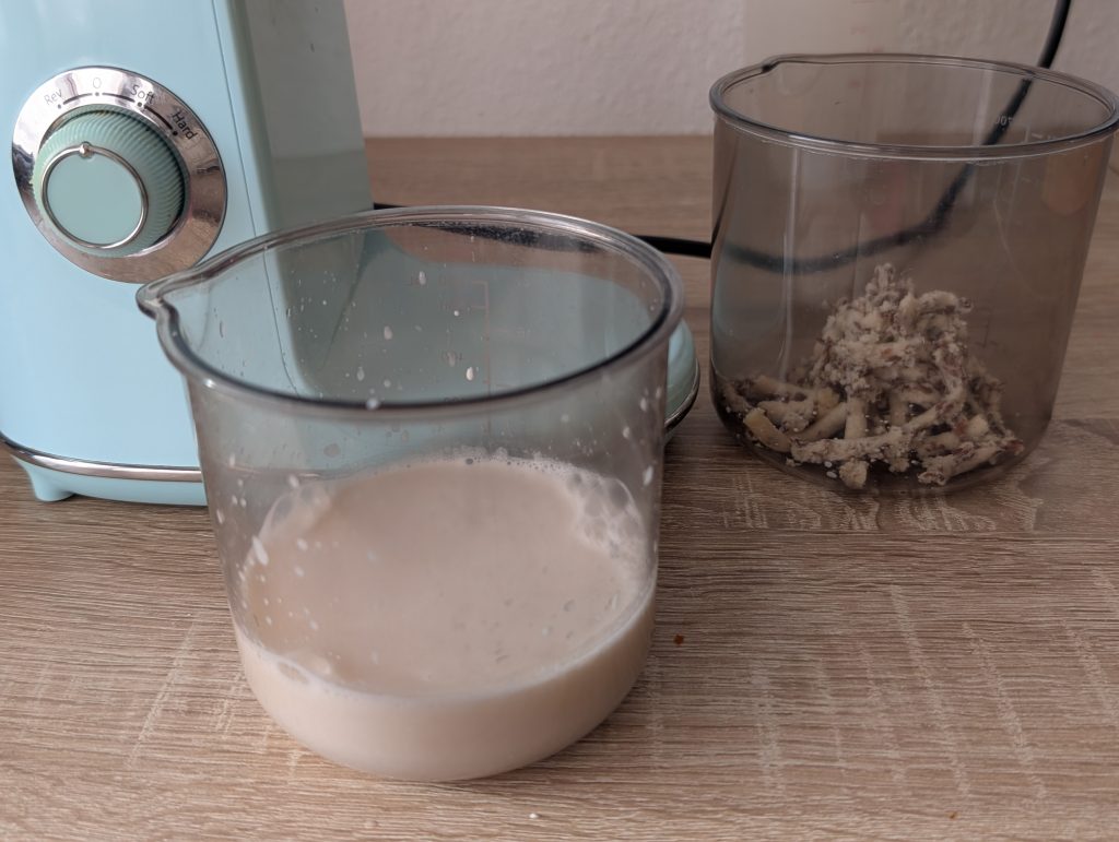 Hazel Quinn Slow Juicer Mandelmilch und Trester