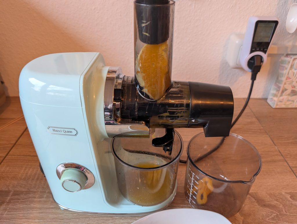 Hazel Quinn Slow Juicer Orangen entsaften