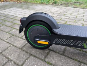 Hinterrad des Acer AES023 E-Scooters von der Seite