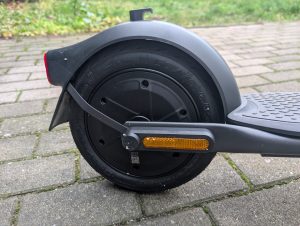 Hinterrad des Segway Ninebot F2 Pro E-Scooters