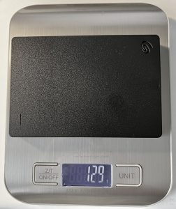 Seagate STGX2000400 externe Festplatte auf der Waage