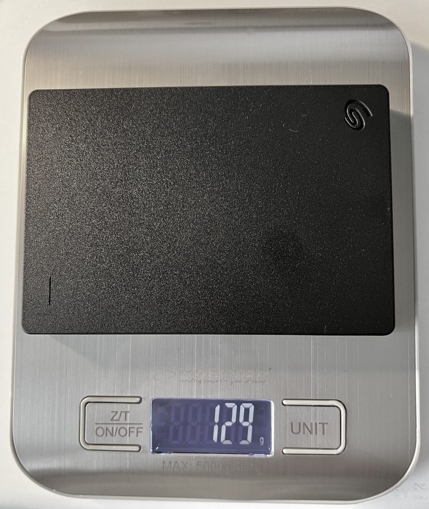 Seagate STGX2000400 externe Festplatte auf der Waage