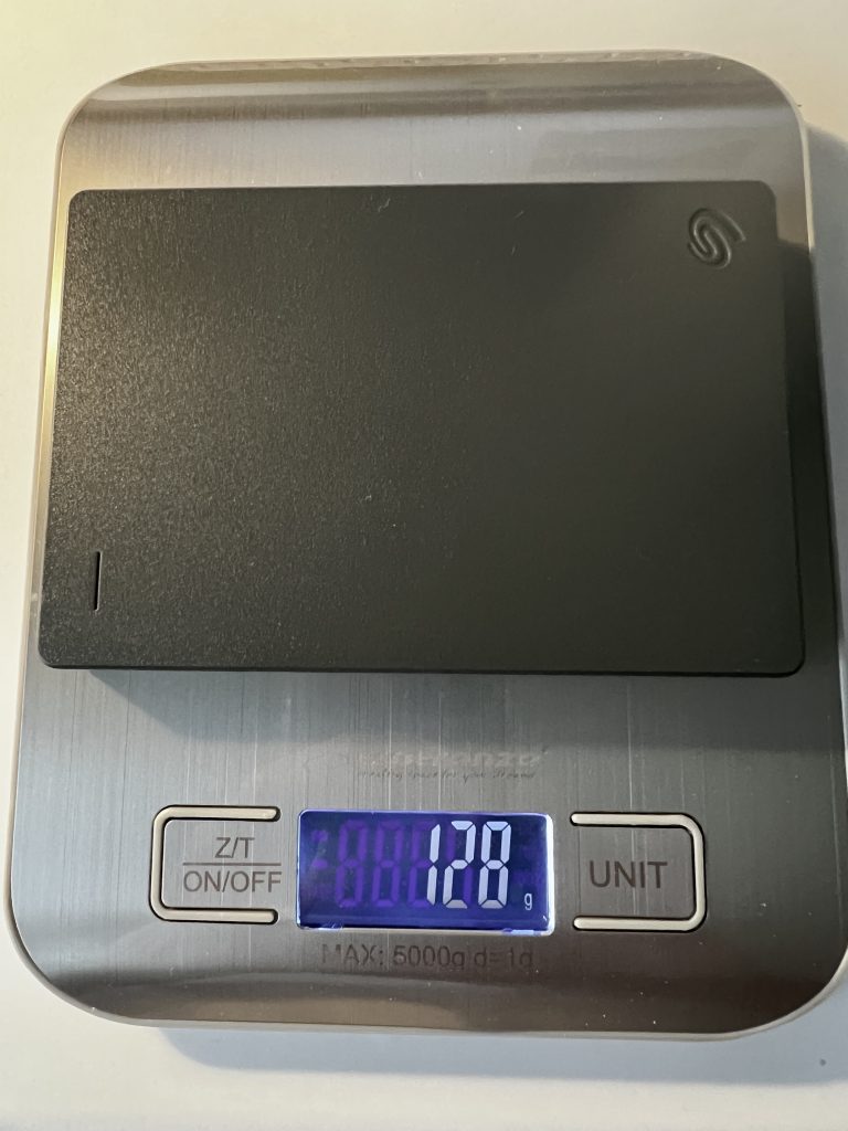 Seagate Basic STJL4000400 externe Festplatte beim Wiegen