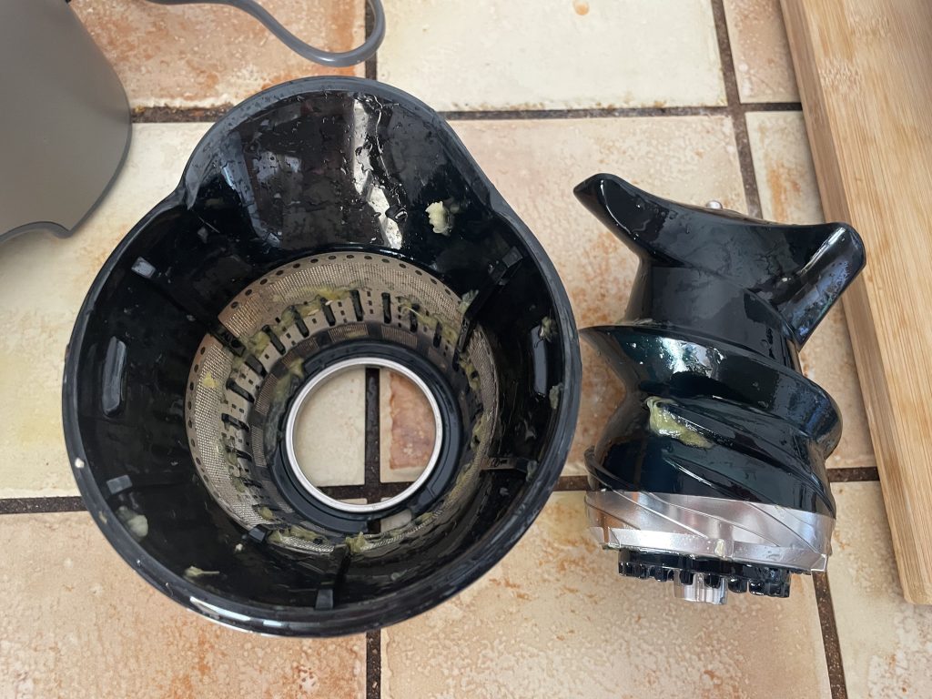 Kenwood PureJuice Pro JMP85.00SI Slow-Juicer Sieb und Pressschnecke nach Orangentest