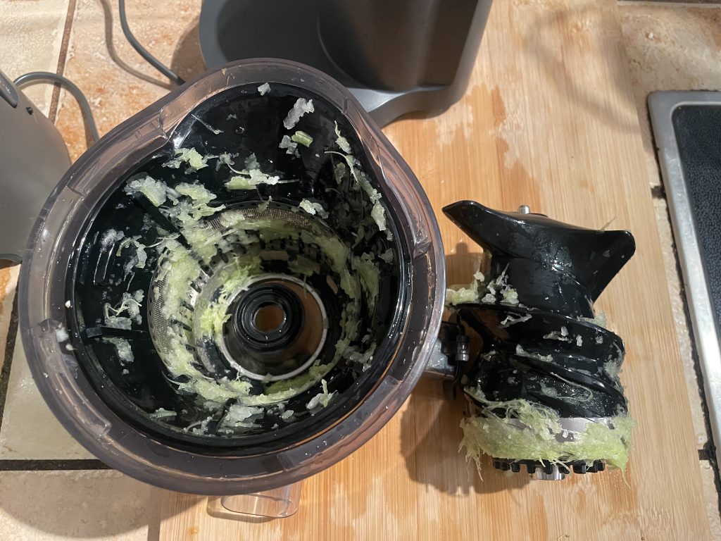Kenwood PureJuice Pro JMP85.00SI Slow-Juicer Sieb und Pressschnecke nach Sellerietest