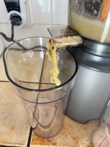Kenwood PureJuice Pro JMP85.00SI Slow-Juicer Tresterkanal beim Auswerfen von Trester