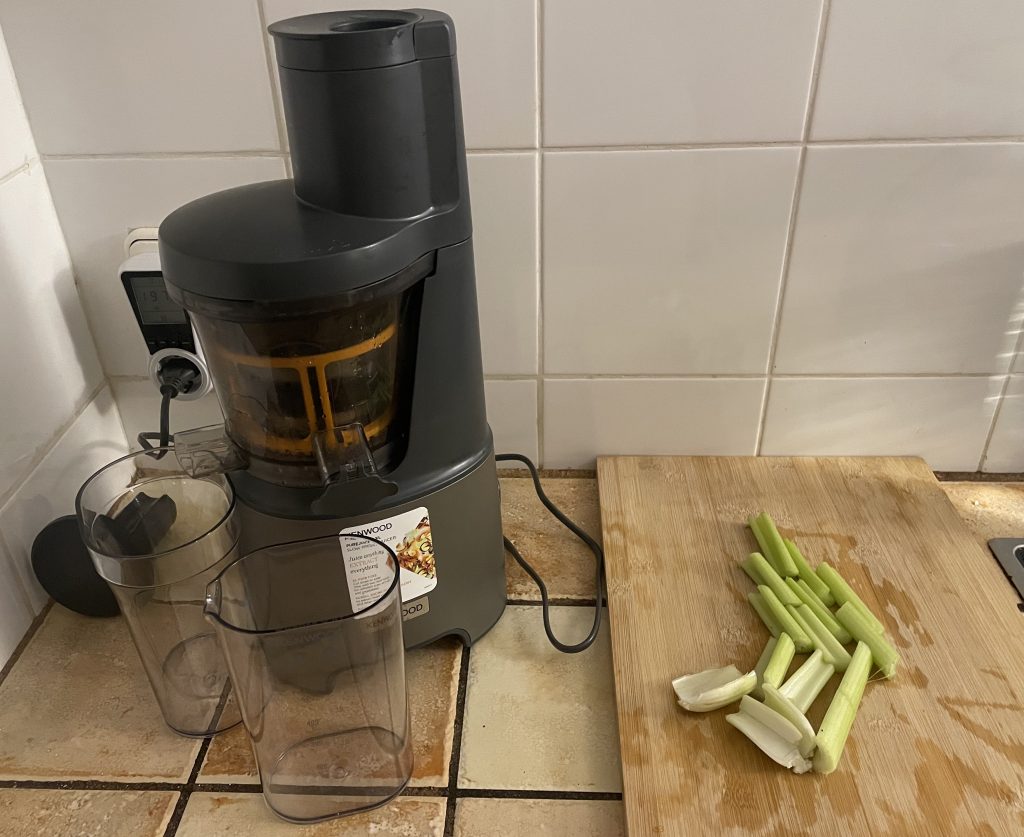 Kenwood PureJuice Pro JMP85.00SI Slow-Juicer Vorbereitung Test mit Stangensellerie
