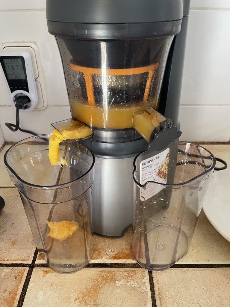 Kenwood PureJuice Pro JMP85.00SI Slow-Juicer beim Auswerfen von Orangentrester