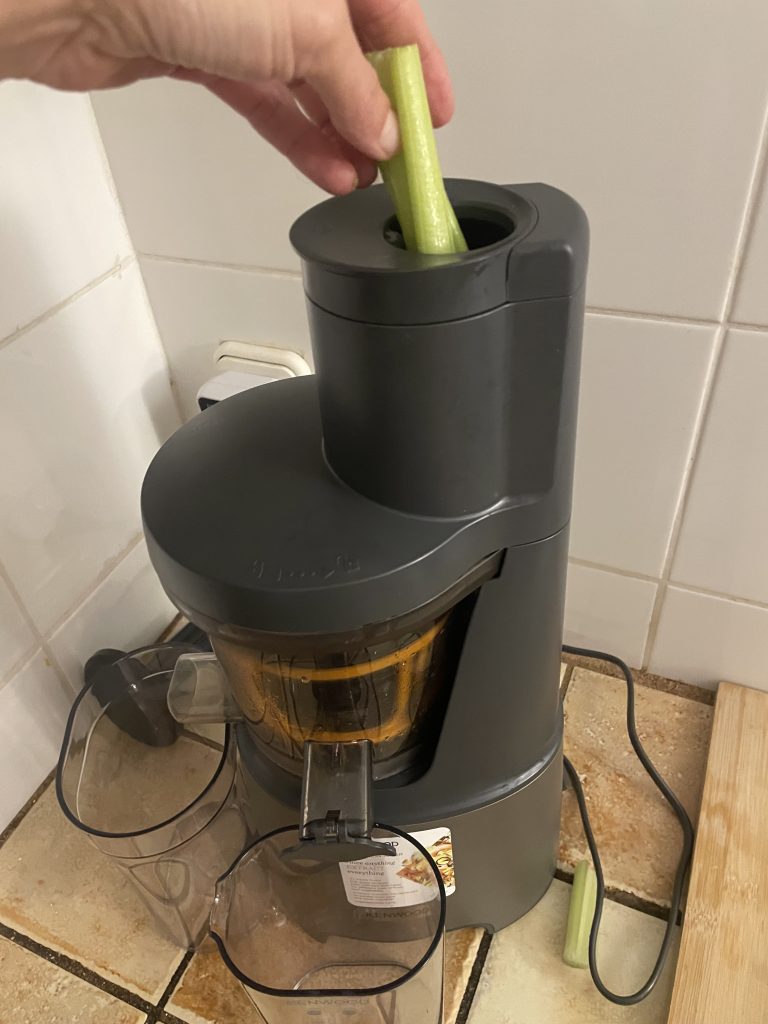 Kenwood PureJuice Pro JMP85.00SI Slow-Juicer beim Befüllen mit Stangensellerie