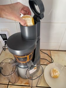 Kenwood PureJuice Pro JMP85.00SI Slow-Juicer beim Einfüllen ganzer Orangen