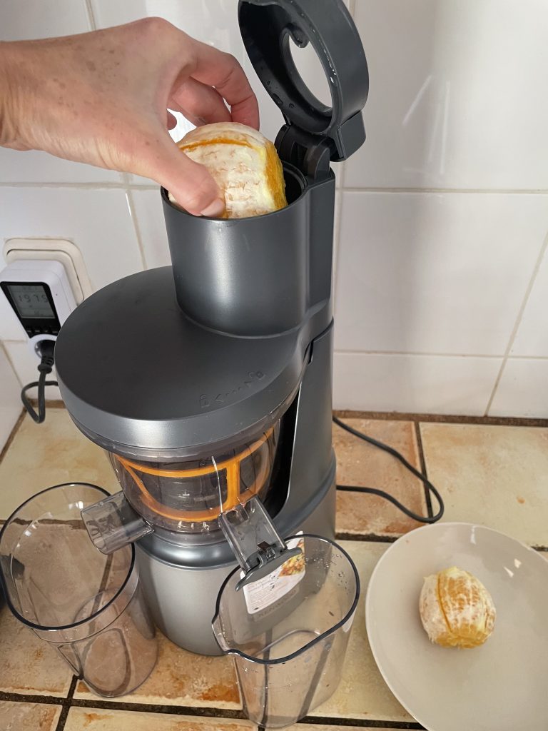 Kenwood PureJuice Pro JMP85.00SI Slow-Juicer beim Einfüllen ganzer Orangen