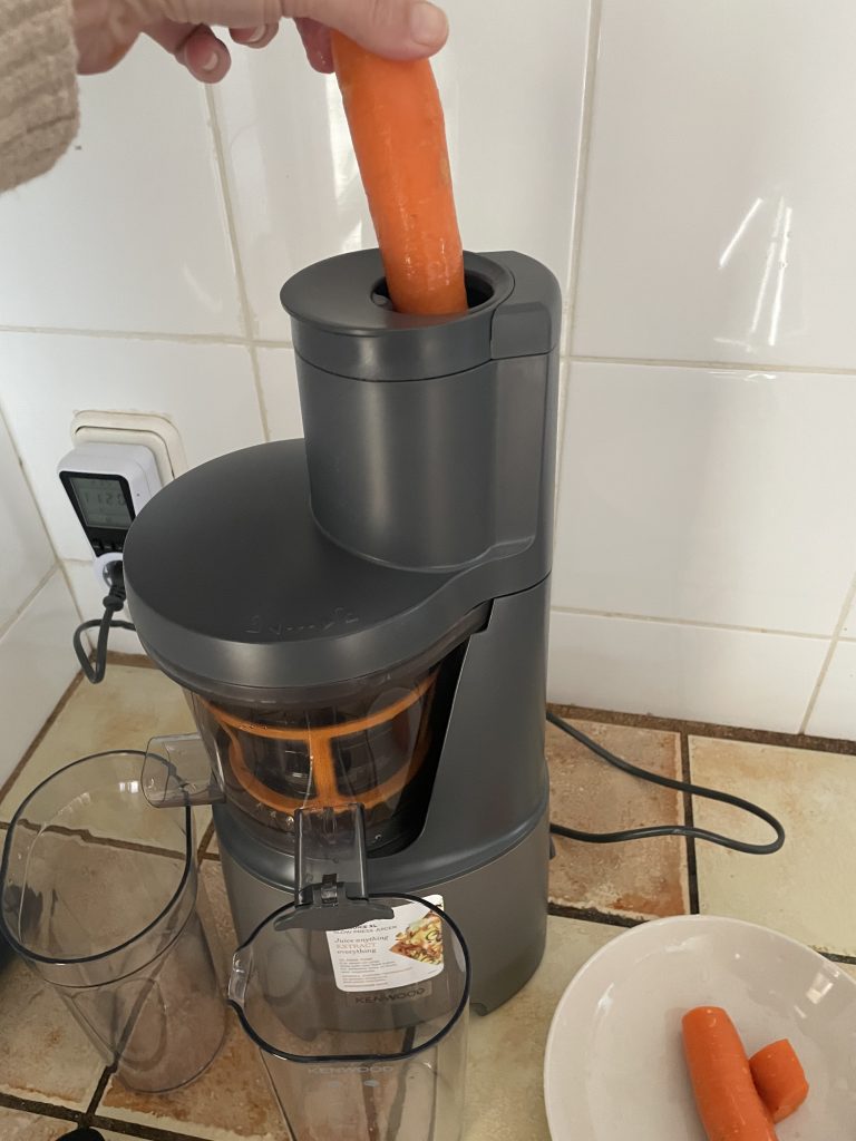 Kenwood PureJuice Pro JMP85.00SI Slow-Juicer beim Einfüllen von Möhren