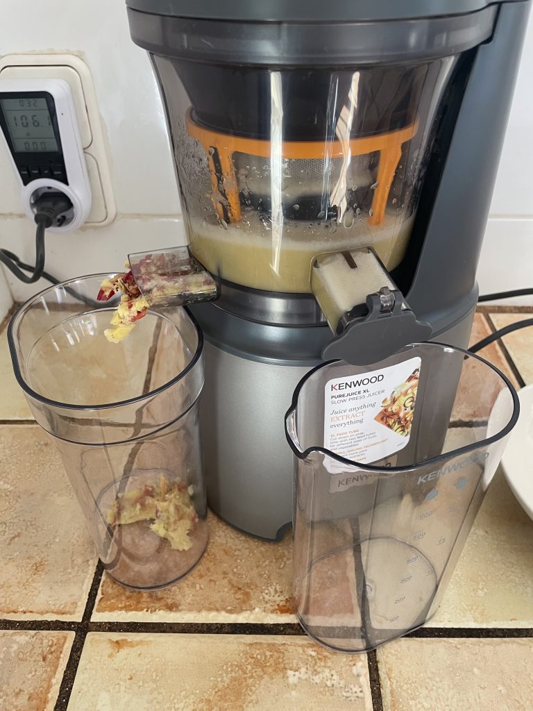 Kenwood PureJuice Pro JMP85.00SI Slow-Juicer beim Entsaften von Äpfeln