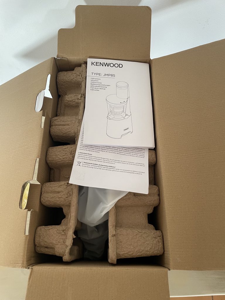 Kenwood PureJuice Pro JMP85.00SI Slow-Juicer im geöffneten Karton