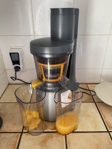 Kenwood PureJuice Pro JMP85.00SI Slow-Juicer nach beendeter Entsaftung von Orangen