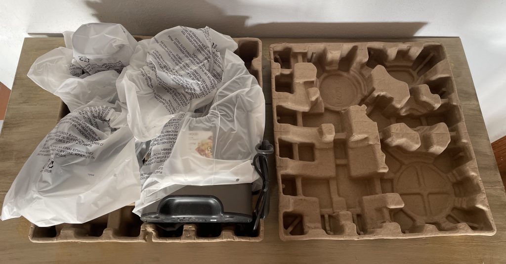 Kenwood PureJuice Pro JMP85.00SI Slow-Juicer verpackte Einzelteile nach der Entnahme aus dem Karton