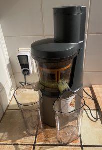 Kenwood PureJuice Pro JMP85.00SI Slow-Juicer während des Entsaftens von Stangensellerie