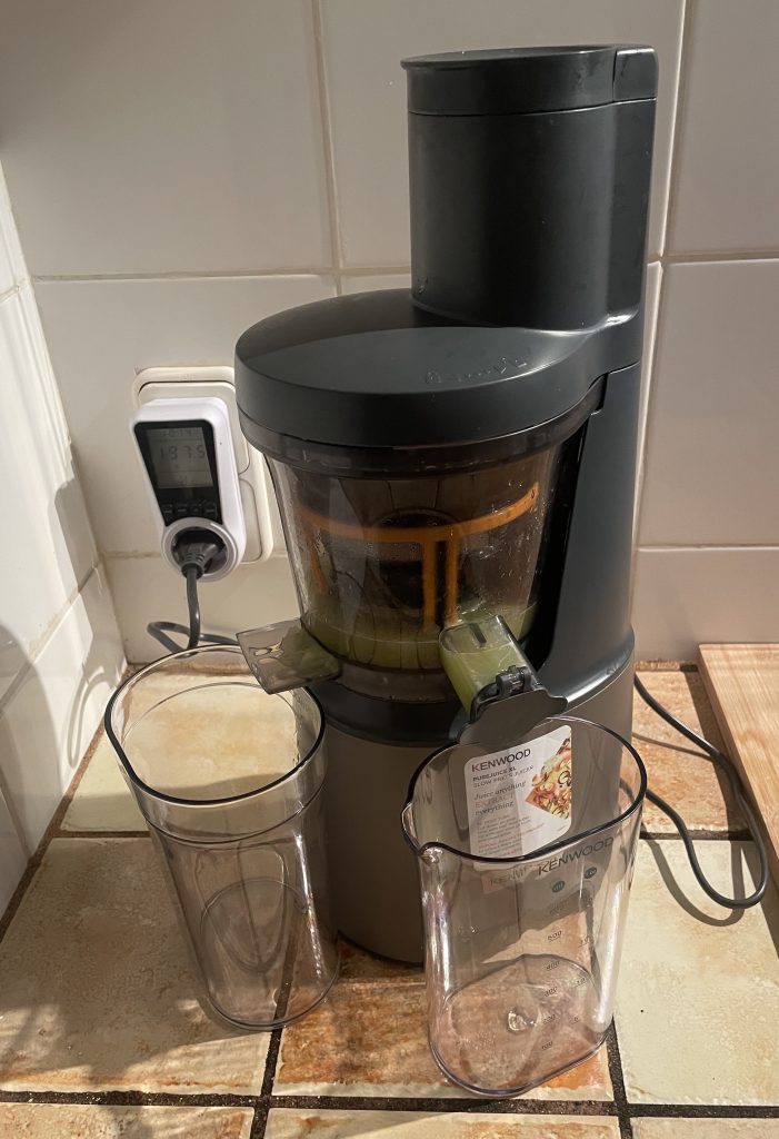 Kenwood PureJuice Pro JMP85.00SI Slow-Juicer während des Entsaftens von Stangensellerie