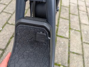 Ladeanschluss des Egret X+ E-Scooters, verdeckt