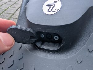 Ladeanschluss des Segway Ninebot F2 Pro E-Scooters