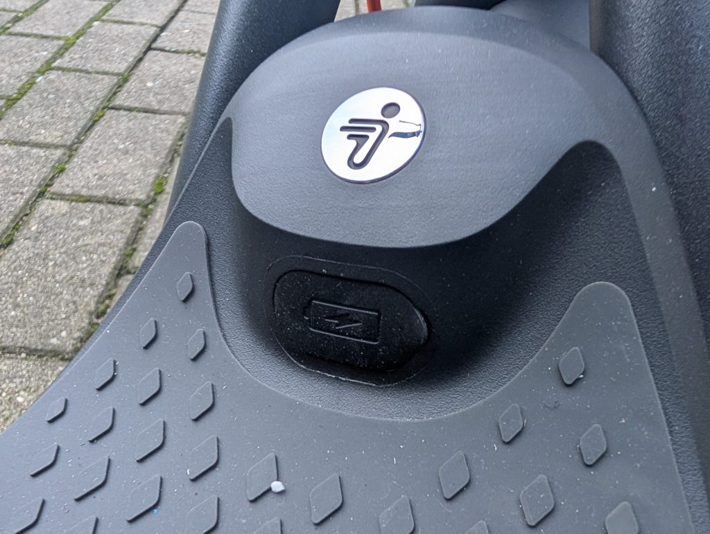 Ladeanschluss des Segway Ninebot F2 Pro E-Scooters verdeckt