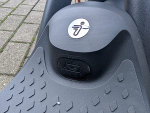 Ladeanschluss des Segway Ninebot F2 Pro E-Scooters verdeckt