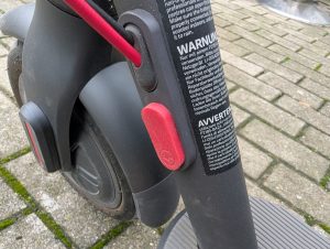 Ladeanschluss des Xiaomi 4 Lite E-Scooter, verdeckt