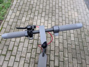 Lenker des Xiaomi 4 Lite E-Scooters von oben