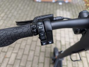 Linker Griff des Egret X+ E-Scooters