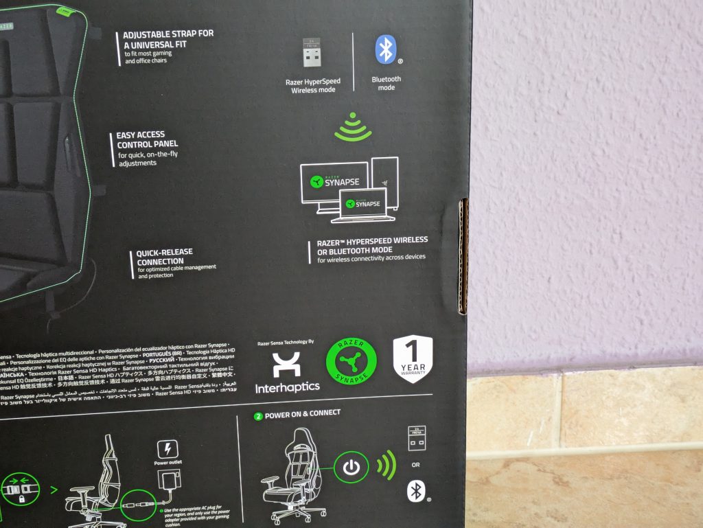 Verpackung des Razer Freyja Gaming-Sitz-Kissens von hinten in der Nahansicht v2