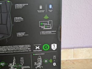 Verpackung des Razer Freyja Gaming-Sitz-Kissens von hinten in der Nahansicht v2