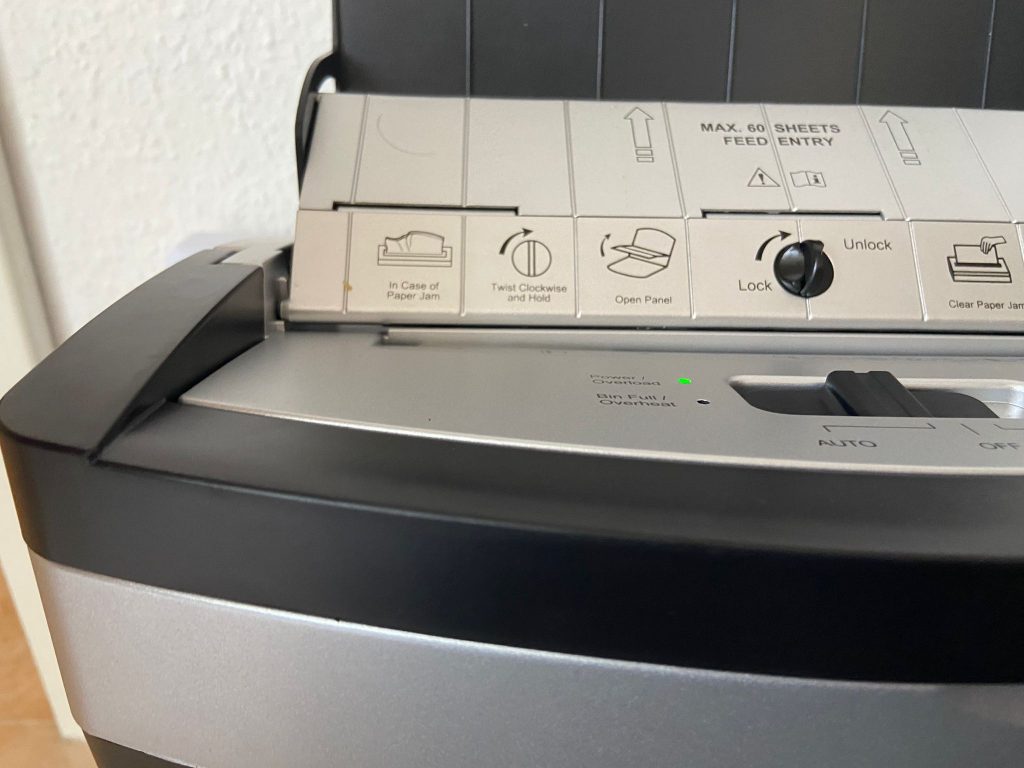 Peach PS600-10 Aktenvernichter im Einsatz in der Nahansicht