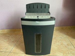 Peach PS600-10 Aktenvernichter von vorne und Einsatzbereit