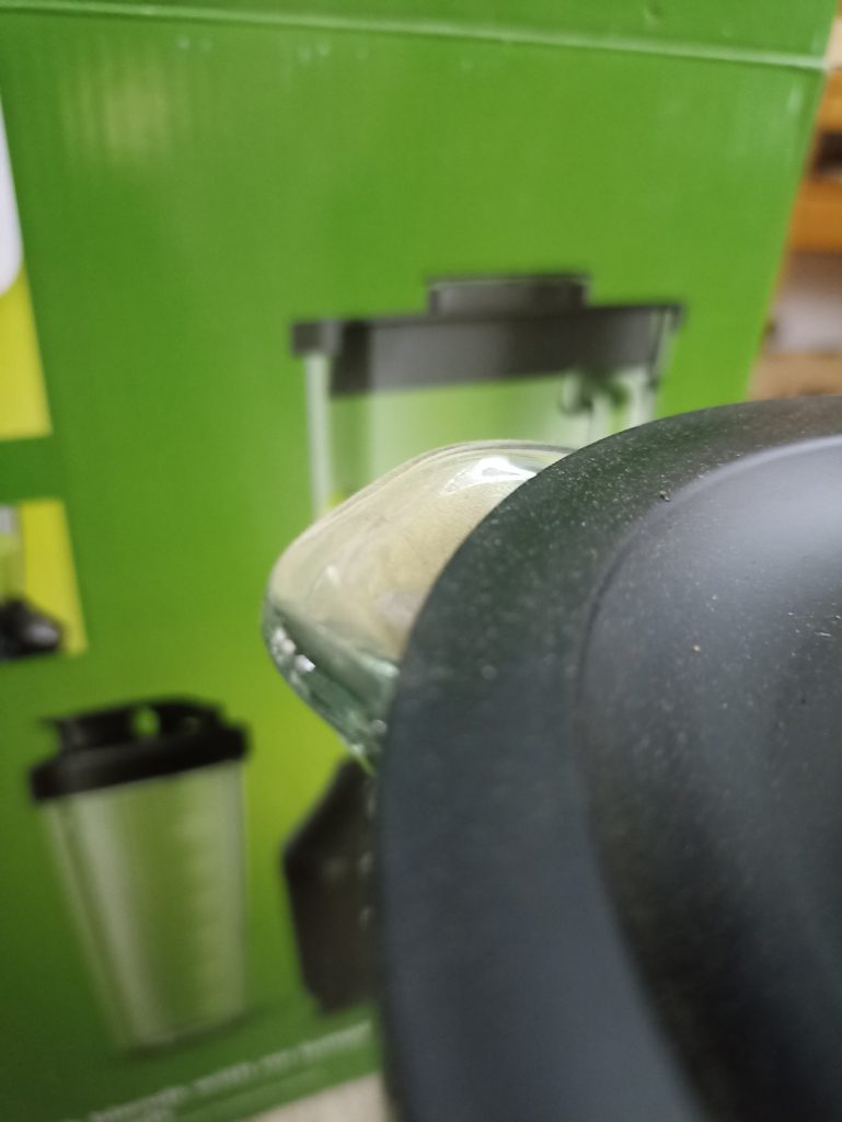 Philips 3000 Series HR229141 Standmixer, Austritt von Staub beim Zerkleinern von Brennesseln