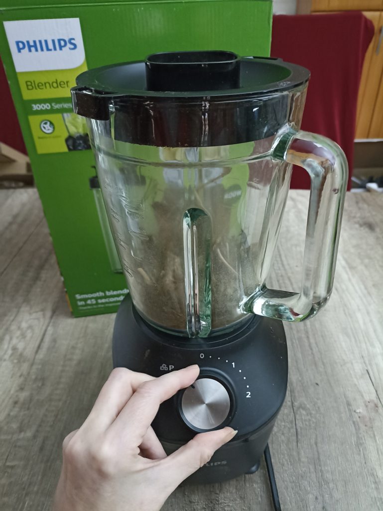 Philips 3000 Series HR229141 Standmixer, Zerkleinern von Brennesseln per Pulse-Funktion