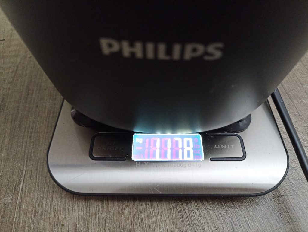 Philips 3000 Series HR229141 Standmixer, beim Wiegen auf der Waage