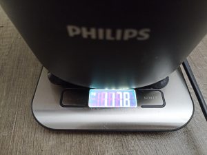 Philips 3000 Series HR229141 Standmixer, beim Wiegen auf der Waage