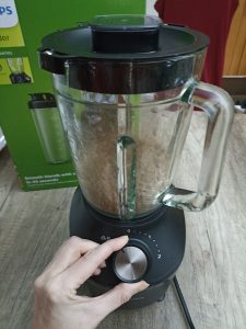 Philips 3000 Series HR229141 Standmixer, beim Zerkleinern von Vollkornweizen