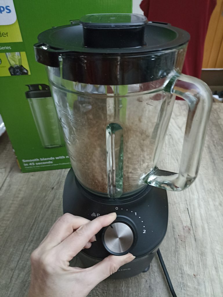 Philips 3000 Series HR229141 Standmixer, beim Zerkleinern von Vollkornweizen