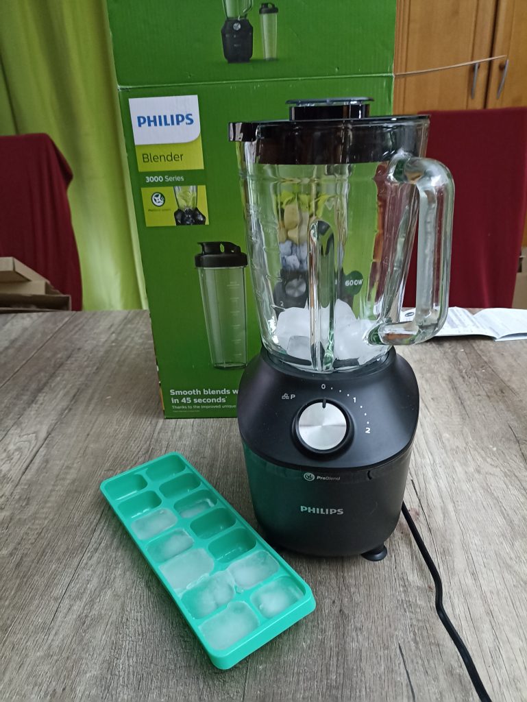 Philips 3000 Series HR229141 Standmixer, vor dem Zerkleiner von sechs Eiswürfeln