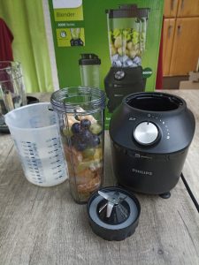 Philips 3000 Series HR229141 Standmixer, vor der Smoothie-Zubereitung im Trinkbehälter