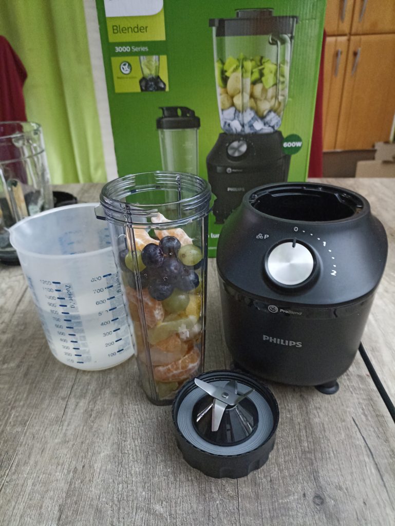 Philips 3000 Series HR229141 Standmixer, vor der Smoothie-Zubereitung im Trinkbehälter