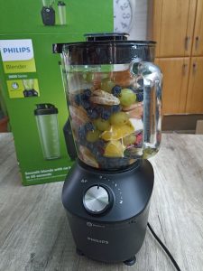 Philips 3000 Series HR229141 Standmixer, vor der Zubereitung eines Smoothies im großen Behälter