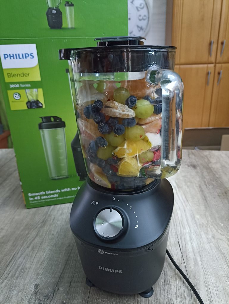 Philips 3000 Series HR229141 Standmixer, vor der Zubereitung eines Smoothies im großen Behälter