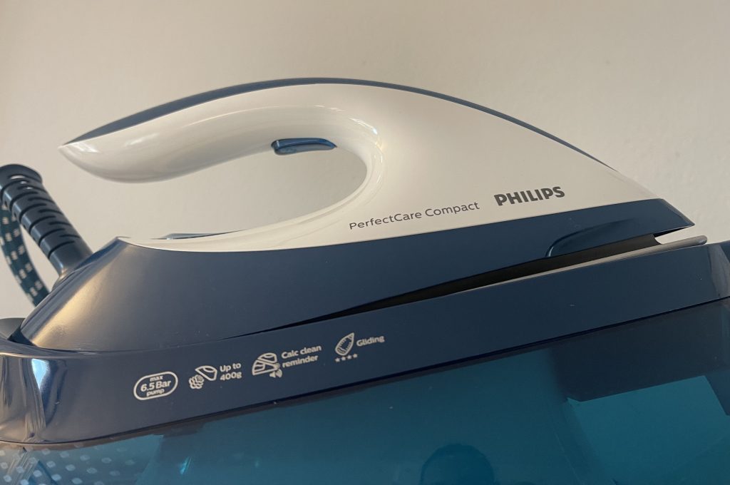 Philips PerfectCare Compact GC7844:20 Dampfbügelstation Produkinformationen an der Station