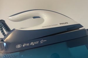 Philips PerfectCare Compact GC7844:20 Dampfbügelstation Produkinformationen an der Station