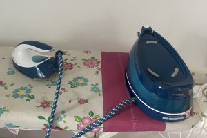 Philips PerfectCare Compact GC7844:20 Dampfbügelstation auf dem Bügelbrett