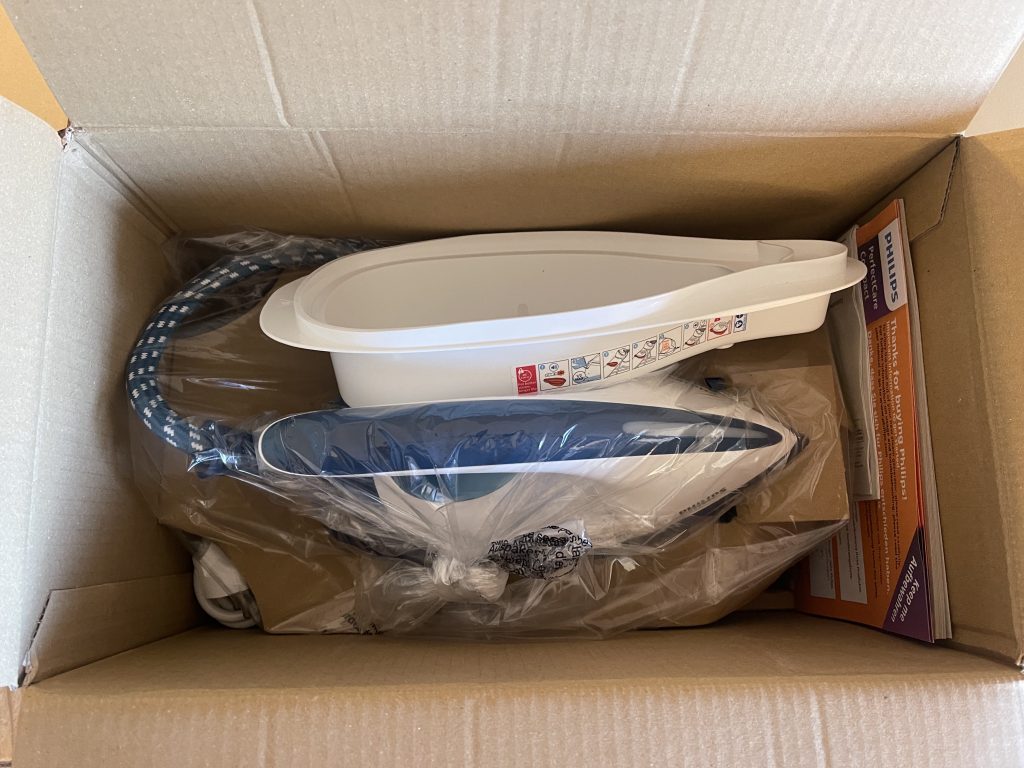 Philips PerfectCare Compact GC7844:20 Dampfbügelstation im geöffneten Karton